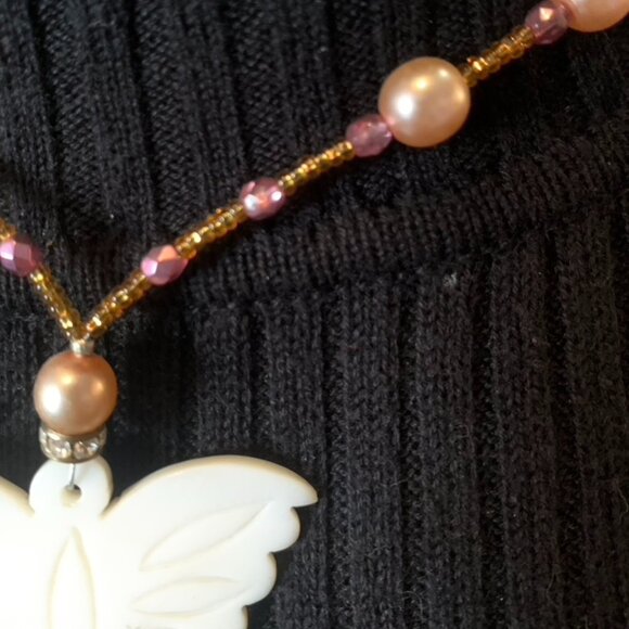 Short necklace by artisan Stella - Butterfly pearl with pink gold beads - Picture 3 of 7